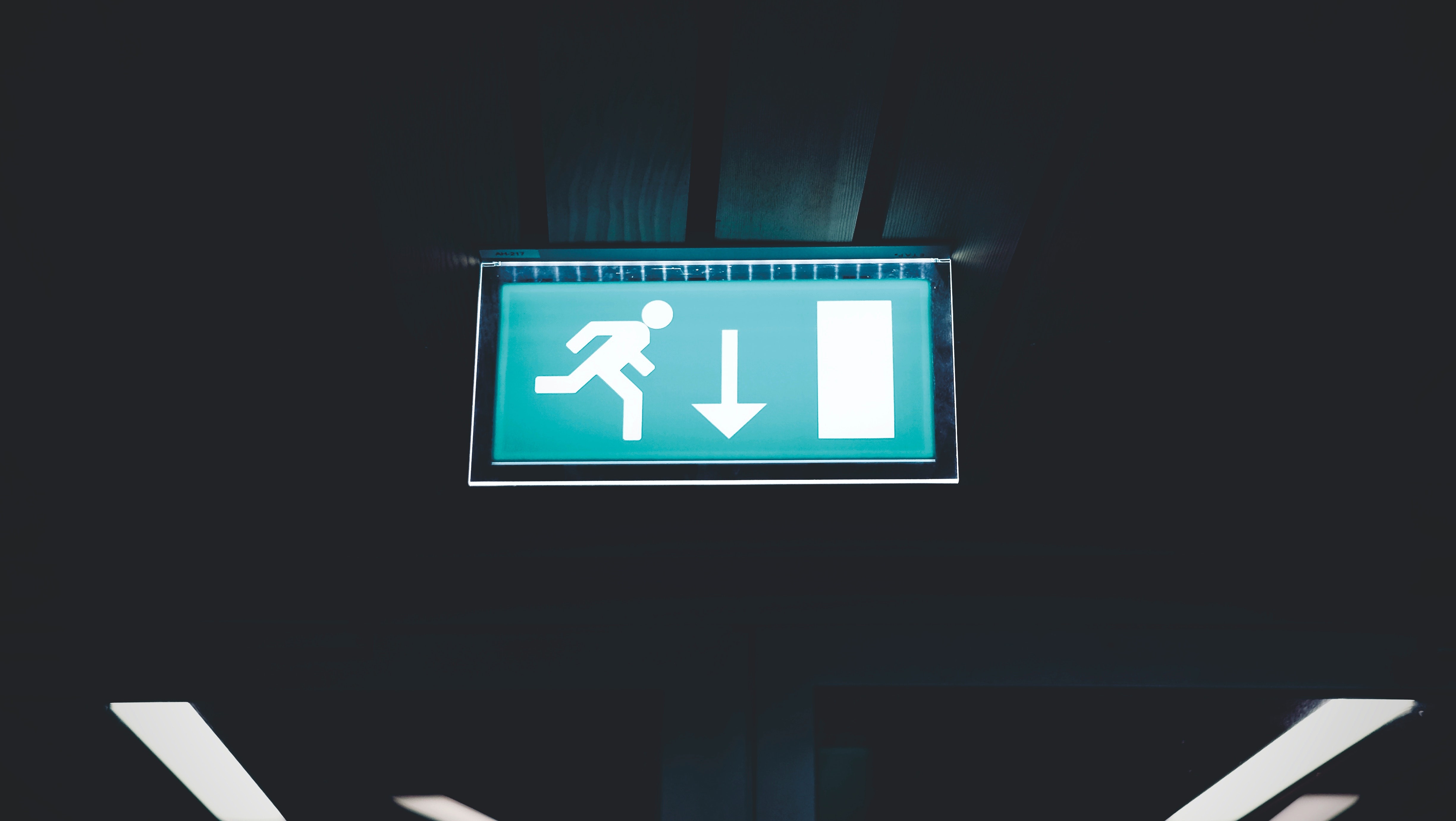Segnaletica di sicurezza luminosa: quando sceglierla e quali sono le regole