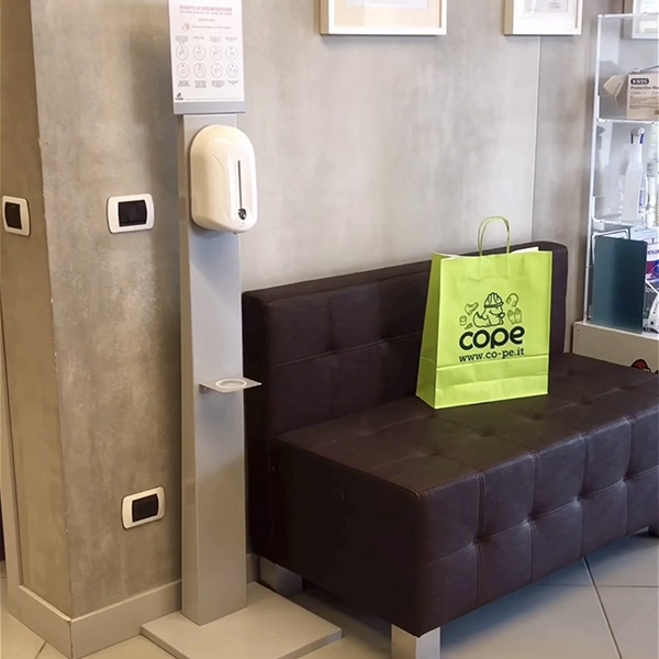Piantana con dispenser di igienizzante mani