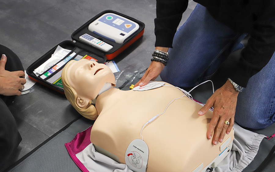 Primo soccorso in azienda: DAE e formazione salvano vite